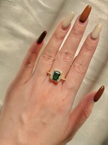 ESBERRY 这款璀璨夺目的祖母绿订婚/结婚戒指，采用925纯银打造，复古优雅，适合派对、约会及其他场合佩戴，是送给女性的理想礼物。 - 綠色 - 查看 3