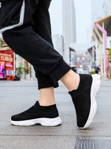 男孩一腳蹬運動戶外黑色網紗運動鞋