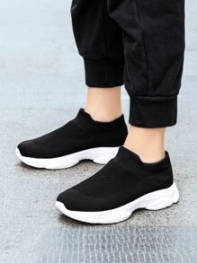 男孩一腳蹬運動戶外黑色網紗運動鞋