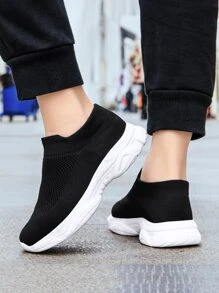 男孩一腳蹬運動戶外黑色網紗運動鞋