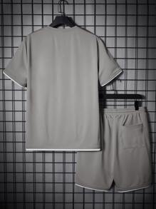 Manfinity VCAY Outfit estivo da uomo con t-shirt dettagli a contrasto e patch a lettera, pantaloncini con coulisse in vita
