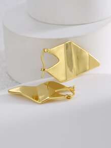 Charm-In 一对专为女性设计的高品质镀铜金耳环，具有几何切割和光滑的表面形状。