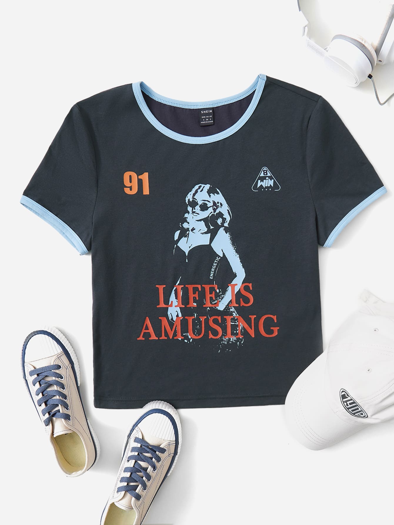 SHEIN EZwear Camiseta crop con estampado de figura y slogan unido en contraste