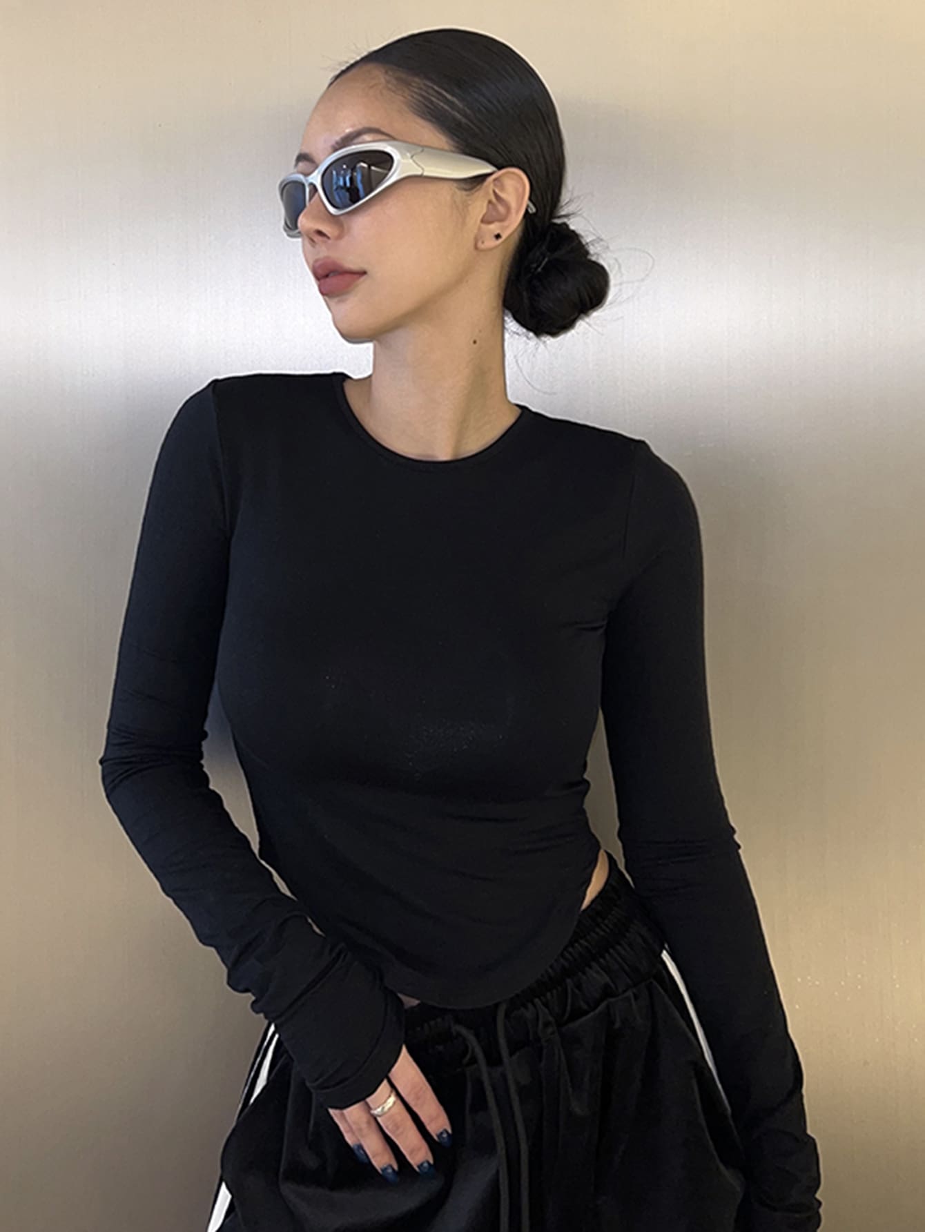 DAZY Chất rắn Curved Hem Áo phông vừa vặn - màu đen - Xem 1