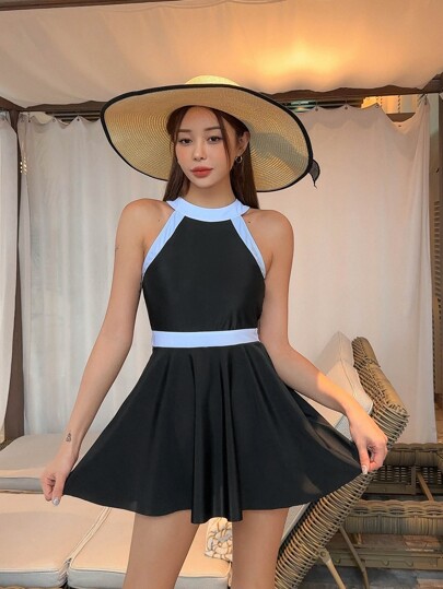 Traje de baño de una pieza con espalda descubierta y ribetes contrastantes de verano