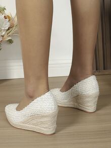女士毛邊緣草編鞋底坡跟度假白色滌綸淺口坡跟鞋