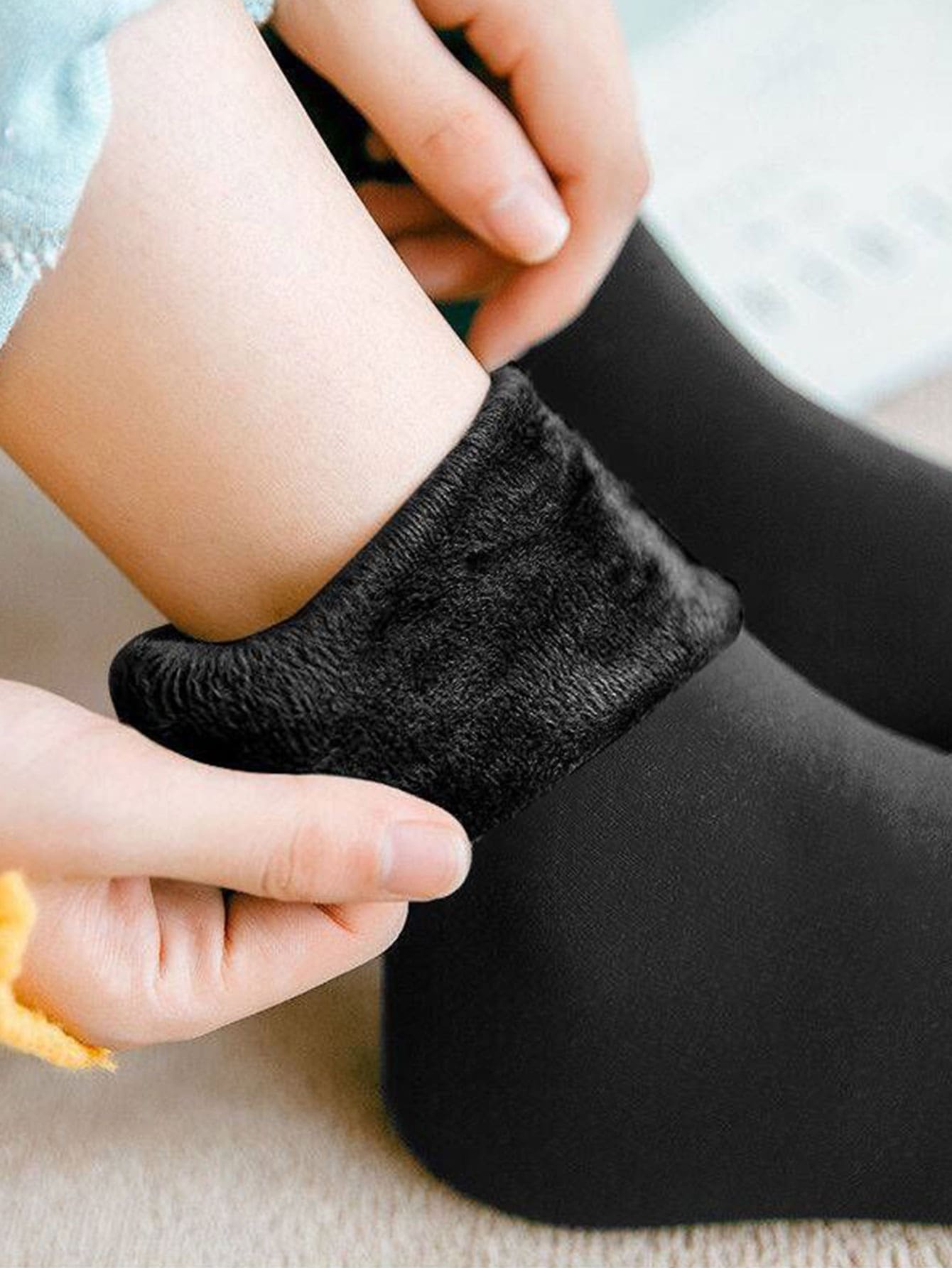 毛絨襯裡黑色素色中筒襪 - 黑色 - 查看 1