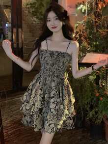 Vestido de tirantes floral con fruncido a capas