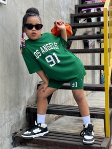 SHEIN Leap Crew Cô gái Tween Đồ họa Chữ cái Áo thun Thả vai & Quần short đi xe - màu xanh lá - Xem 5