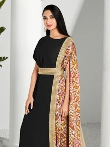 Modelyn 錦緞圖案斗篷袖繫腰帶連衣裙