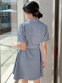 DAZY 翻领系带裹身下摆连衣裙太阳裙，正式女士连衣裙 - 霧霾藍 - 查看 2