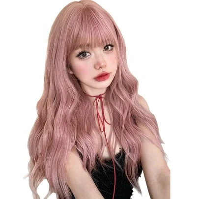 alicegarden 这款24英寸长的合成假发，拥有自然波浪卷发造型，颜色为迷人的粉色。假发带有刘海设计，采用耐热纤维制成，经久耐用。这款假发非常适合日常佩戴，也适合派对、角色扮演和聚会等场合，能够打造自然逼真的效果，是送给女性的理想礼物。（不含配饰）