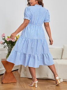 SHEIN VCAY Vestido con estampado de rayas de cuello con cordón y fleco bajo con fruncido - Azul y blanco - Ver 2