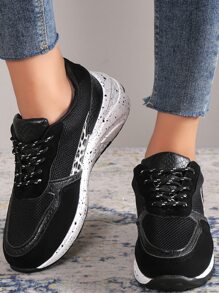 Nuove scarpe casual e sportive alla moda per donne, con punta rotonda, allacciate, in stampa leopardata e pannelli, comode e leggere