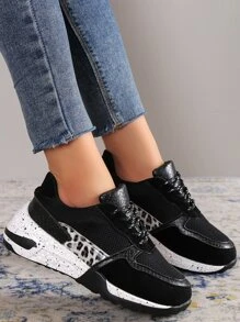 Nuove scarpe casual e sportive alla moda per donne, con punta rotonda, allacciate, in stampa leopardata e pannelli, comode e leggere