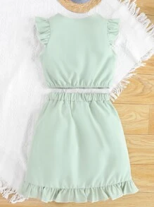 女孩荷葉邊上衣和裙子