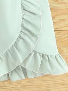 女孩荷葉邊上衣和裙子