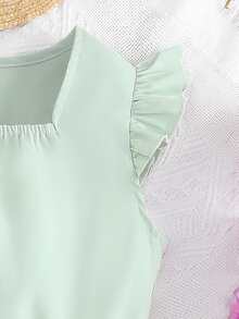 女孩荷葉邊上衣和裙子