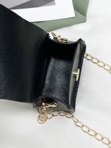 Geantă pătrată cu lant cu clapetă cu litere grafice pentru fete