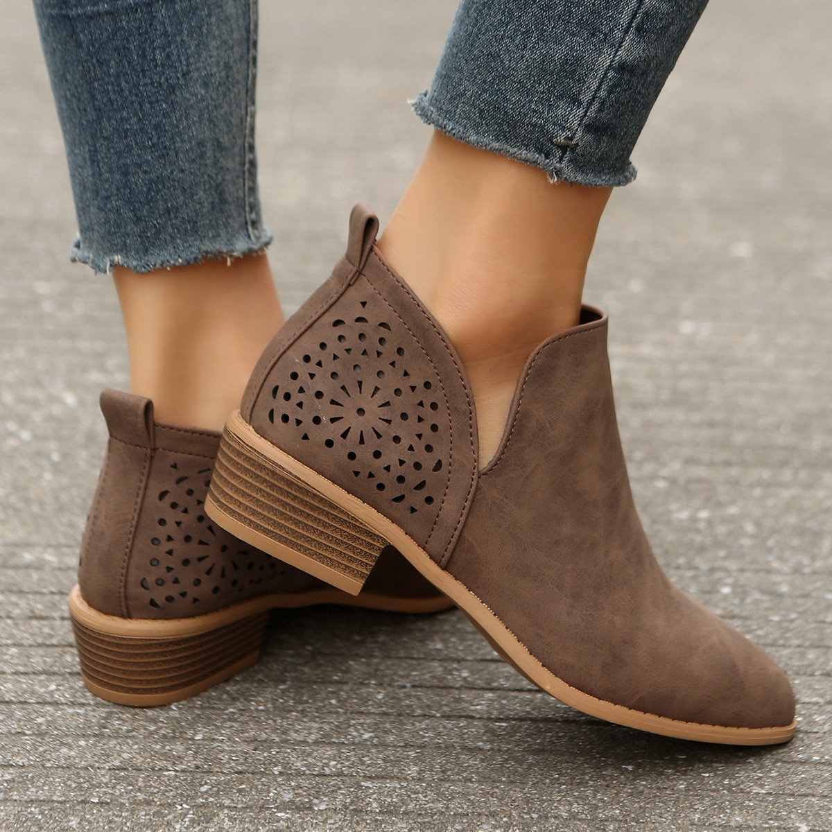 Botines elegantes de color marrón para mujer, perfectos para usar con sudaderas en otoño/invierno 2025. Combina con ropa de otoño. Botas con tacón