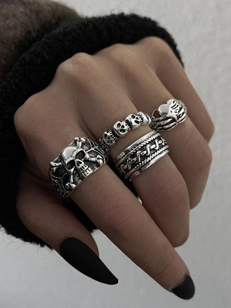 Anillo con diseño de cráneo