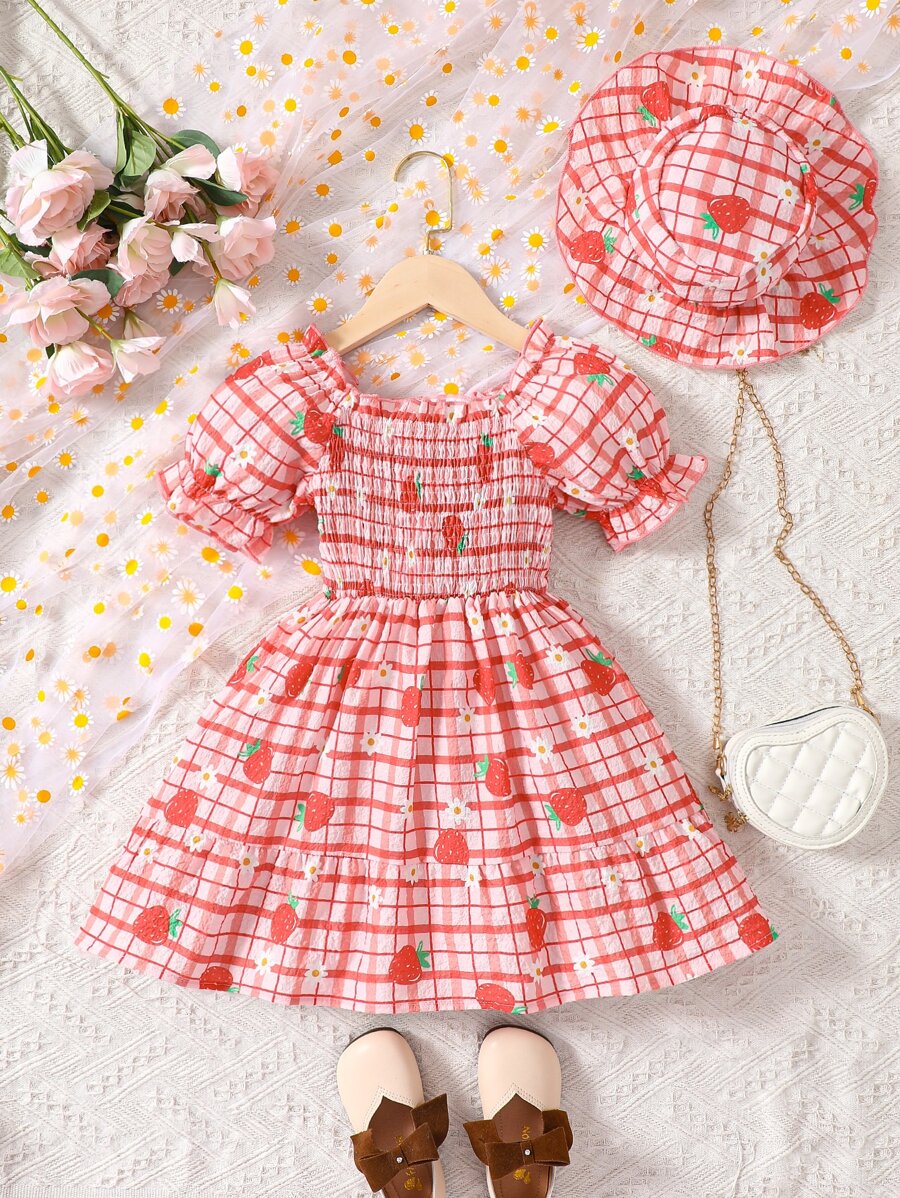 SHEIN 小女童格紋和草莓圖案泡泡袖荷葉邊連衣裙帶配件帽 - 彩色 - 查看 1