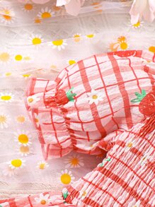 SHEIN 小女童格紋和草莓圖案泡泡袖荷葉邊連衣裙帶配件帽 - 彩色 - 查看 3