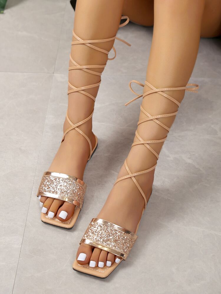 Mujer Sandalias de tiras de color metálico con lentejuelas de pierna con cordón plano atractivo para verano - Champán - Añade 5