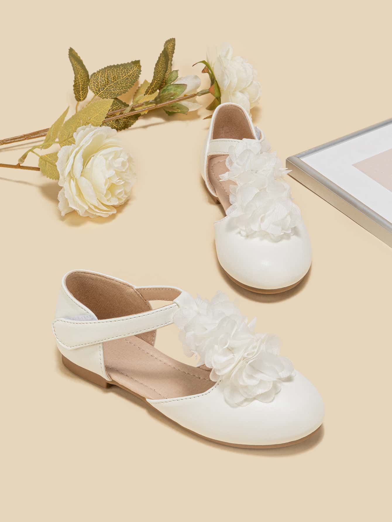 女孩花朵裝飾T字帶時尚白色平底鞋
