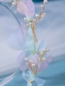 珍珠和花朵裝飾新娘髮帶