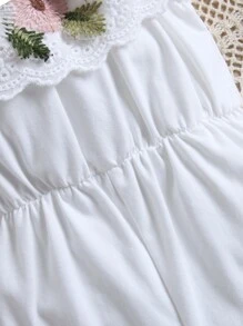SHEIN Vintaside Kids Mono Con Ribete De Volantes Y Bordado Floral Para Bebé Niña