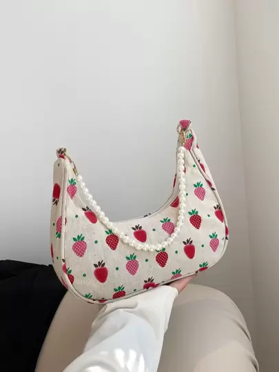 Bolso de hombro con cadena de perlas y forma de media luna con estampado de fresa para mujer