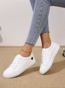 新款大码白色帆布运动鞋，百搭学生运动鞋，平底时尚校鞋，休闲系带小白鞋
