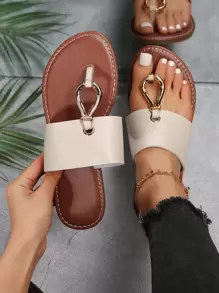 女士金屬裝飾夾腳平底時尚T字帶涼鞋適用於海灘 - 米色 - 查看 1