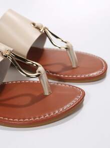 女士金屬裝飾夾腳平底時尚T字帶涼鞋適用於海灘 - 米色 - 查看 3