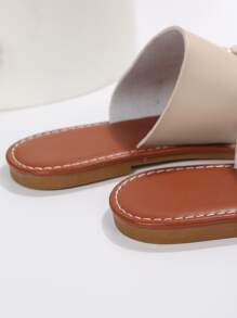 女士金屬裝飾夾腳平底時尚T字帶涼鞋適用於海灘 - 米色 - 查看 4