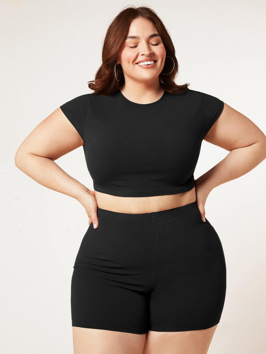 SHEIN BASICS 大尺碼實色短款t恤和摩托車短褲 - 黑色 - 查看 1