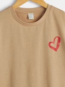 SHEIN Leap Crew 适合青少年男孩日常休闲夏季穿着的简约舒适标语爱心印花T恤 - 卡其色 - 查看 3