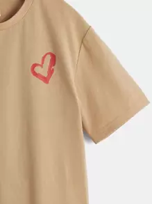 SHEIN Leap Crew 适合青少年男孩日常休闲夏季穿着的简约舒适标语爱心印花T恤 - 卡其色 - 查看 4