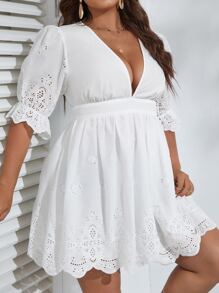 SHEIN VCAY 大碼網眼刺繡貝殼邊深V領連衣裙 - 白色 - 查看 5