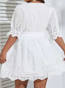 SHEIN VCAY 大碼網眼刺繡貝殼邊深V領連衣裙 - 白色 - 查看 2
