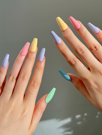 使用24入組長棺材虹彩素色光澤假指甲和1入組指甲銼和1張膠帶打造迷人魅力