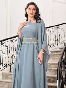 Al Najma 貼花細節斗篷袖長袍連衣裙 - 霧霾藍 - 查看 5