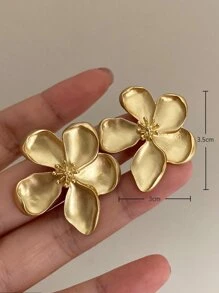 Flower Design Stud Earrings - Yellow Gold - View 3