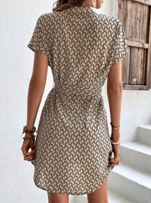 SHEIN Frenchy 滿版印花缺口領蝙蝠袖繫腰帶洋裝 - 卡其色 - 查看 2