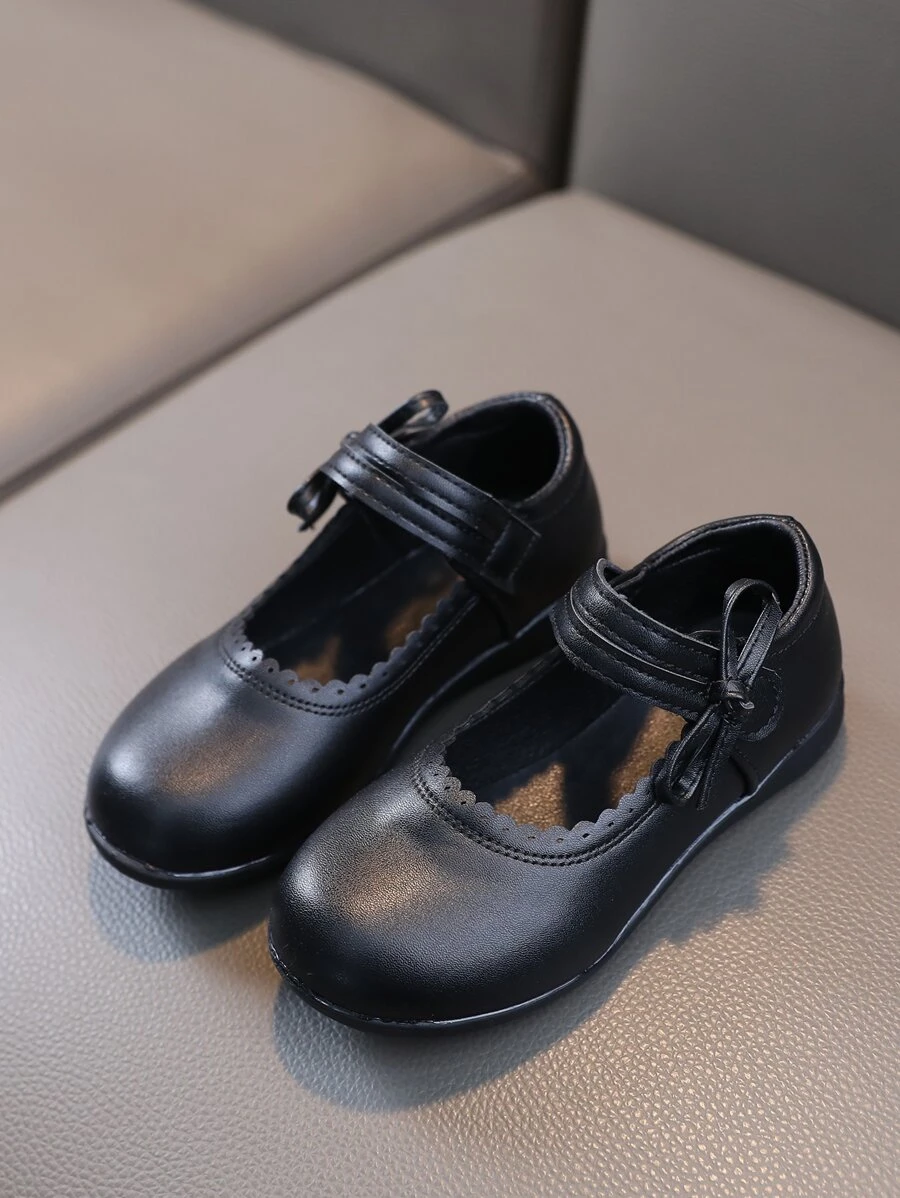 學院黑色瑪麗珍鞋適用於女孩蝴蝶結裝飾貝殼邊針腳細節平底鞋