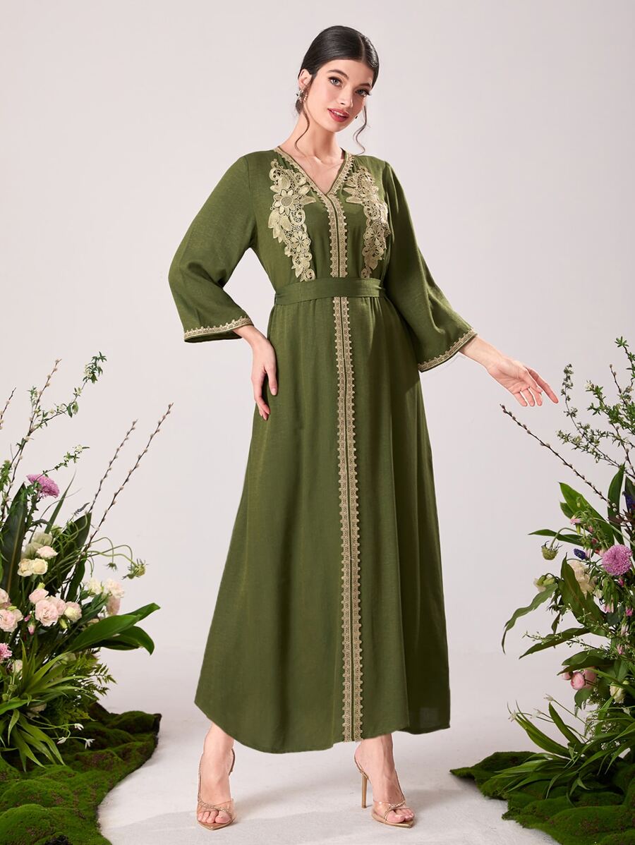 Al Najma 花卉刺繡V領繫腰帶連衣裙 - 軍綠色 - 查看 1