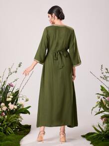 Al Najma 花卉刺繡V領繫腰帶連衣裙 - 軍綠色 - 查看 2