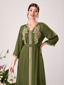 Al Najma 花卉刺繡V領繫腰帶連衣裙 - 軍綠色 - 查看 3