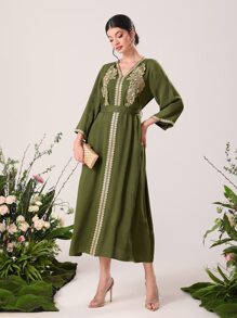 Al Najma 花卉刺繡V領繫腰帶連衣裙 - 軍綠色 - 查看 4